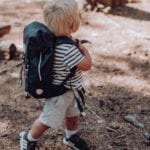 Junge läuft im Wald mit Beckmann Kindergarten Rucksack Modell 2020 fire truck