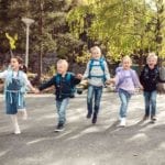 Kinder laufen auf Kamera zu alle tragen Beckmann classic vorne